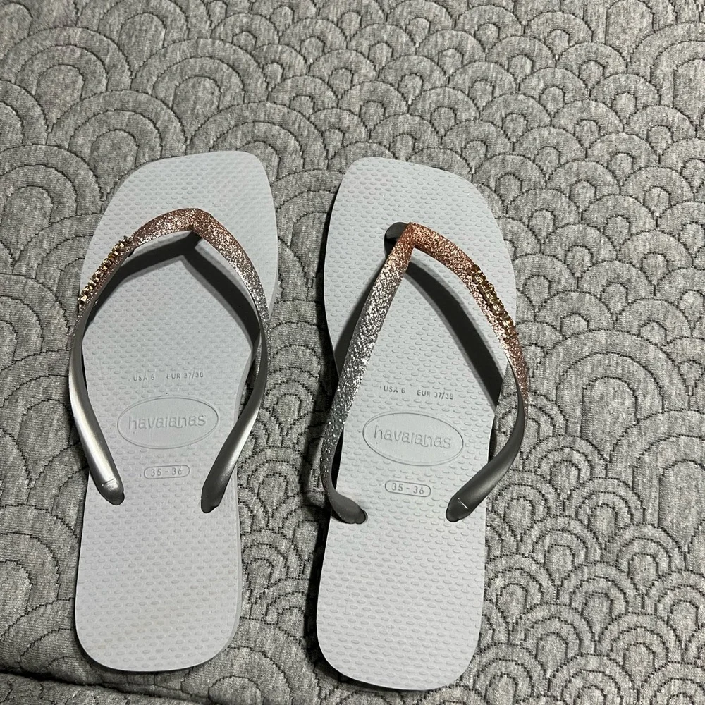 NEW Havaianas Women’s Gray Flip Flops with Rose Gold and Silver Glitter Straps - Picture 3 of 4